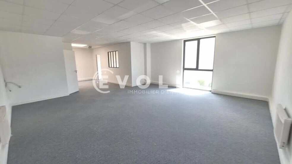 Flex in Bussy-Saint-Georges for lease - Interior Photo - Image 3 of 7