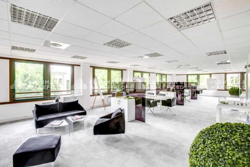 14-26 Rue Jean Rostand, Orsay for lease - Interior Photo - Image 2 of 15