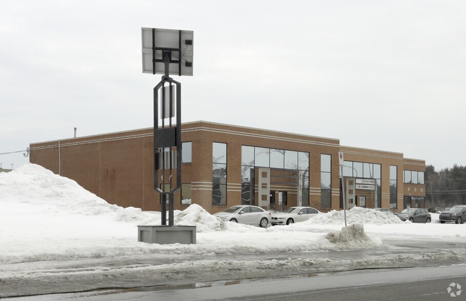 1060 Boul Michèle-Bohec, Blainville, QC à louer - Photo du bâtiment - Image 2 de 5