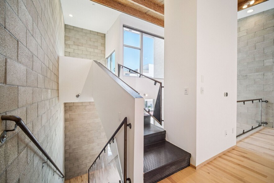 717 N Highland Ave, Los Angeles, CA à vendre - Photo du bâtiment - Image 3 de 47