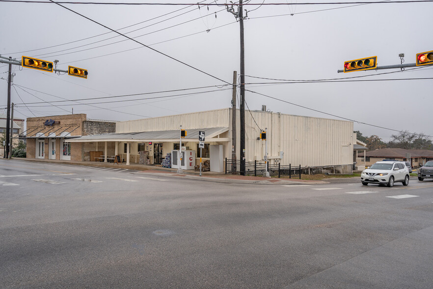 1017 Main St, Liberty Hill, TX à vendre - Photo du bâtiment - Image 2 de 21