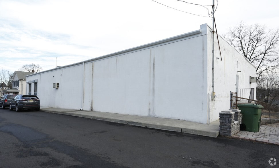 10 Embroidery St, Sayreville, NJ for lease - Building Photo - Image 2 of 2