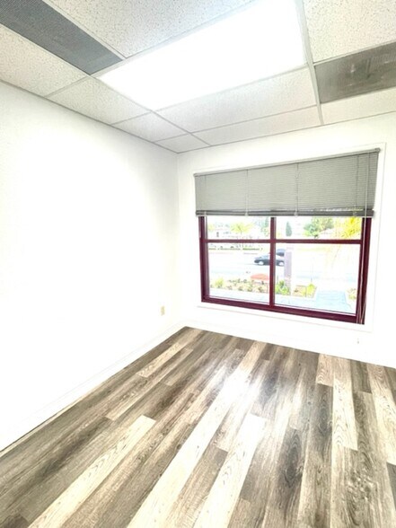 121 W Whittier Blvd, La Habra, CA à louer - Photo intérieure - Image 3 de 21