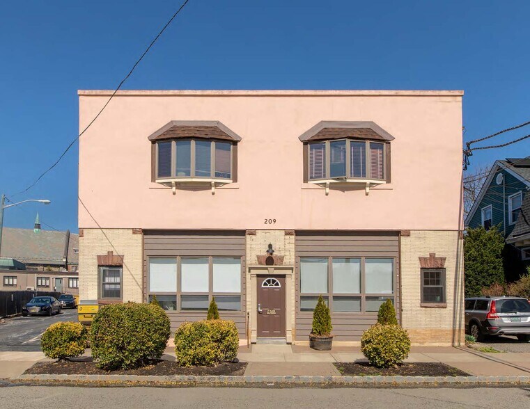 209 Cooper Ave, Upper Montclair, NJ à louer - Photo du bâtiment - Image 1 de 15