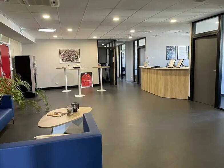 Office in Valence for sale - Lobby - Image 2 of 6
