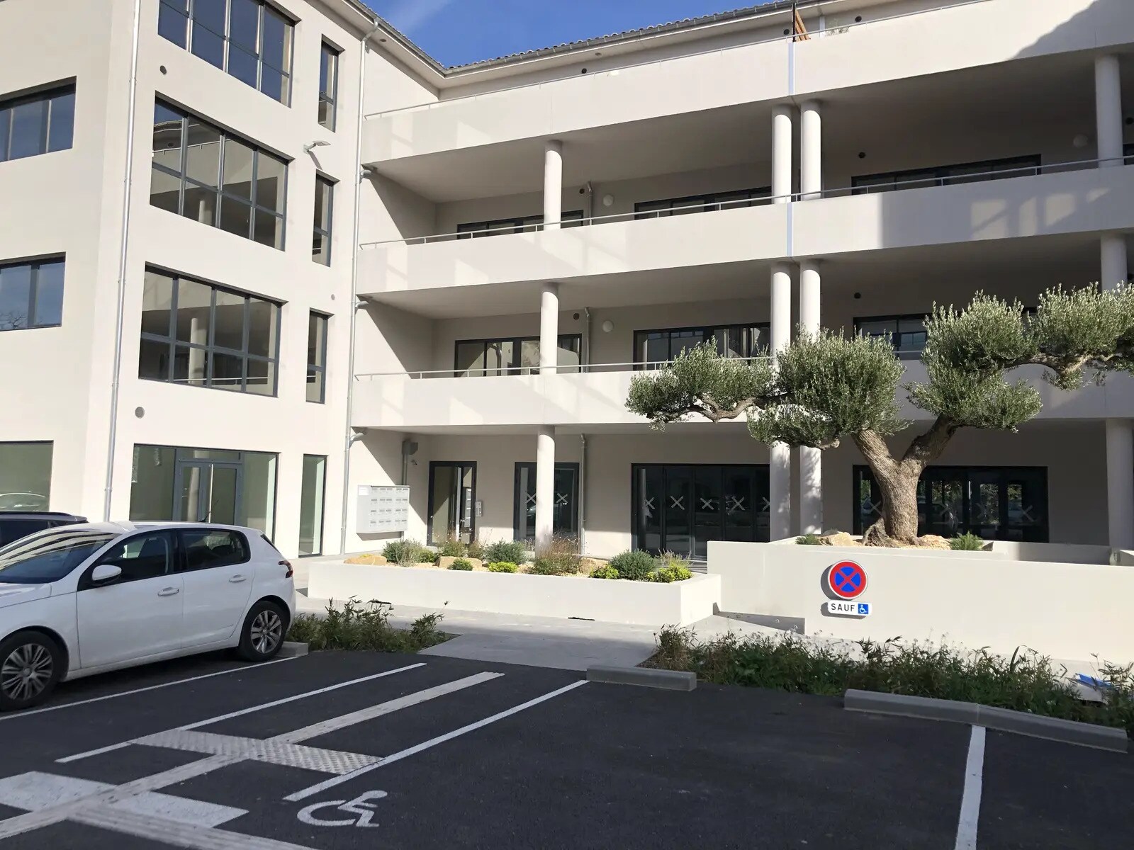 Bureau dans Aubagne à louer Photo principale- Image 1 de 8