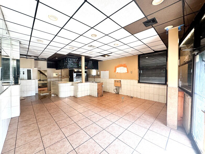 2339 Astoria Blvd, Long Island City, NY à louer - Photo du bâtiment - Image 3 de 11