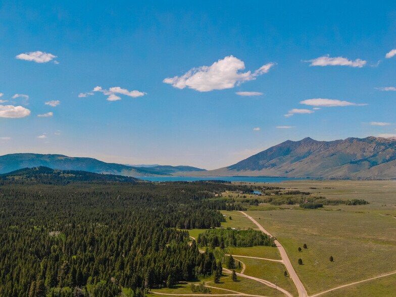 4771 N Hwy 20, Island Park, ID à vendre - Photo du bâtiment - Image 3 de 43