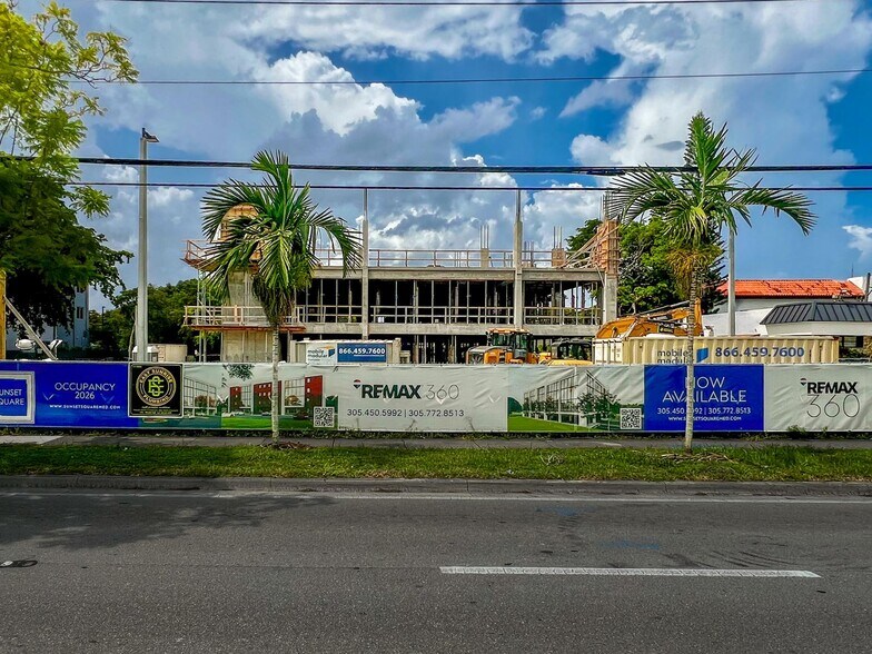 9945 Sunset Dr, Miami, FL à louer - Photo du bâtiment - Image 2 de 10