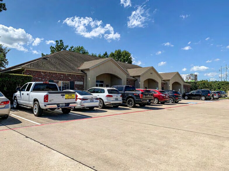 1801 W White Oak Ter, Conroe, TX à louer - Photo du bâtiment - Image 2 de 2