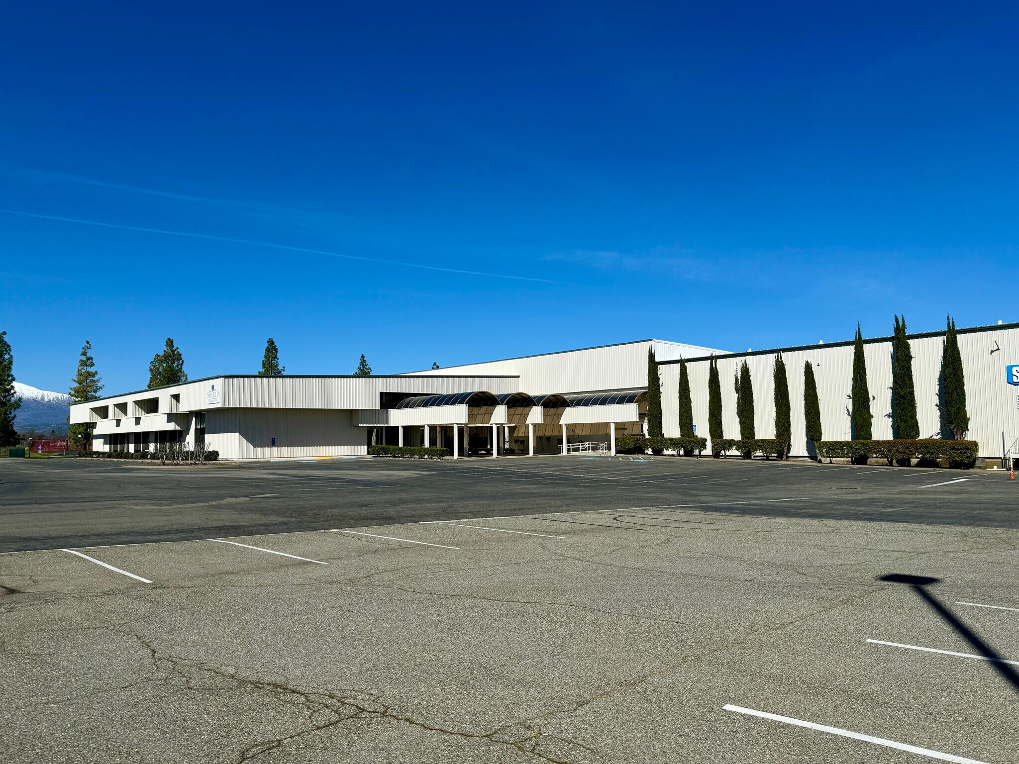 4300-4356 Caterpillar Rd, Redding, CA à louer Photo du bâtiment- Image 1 de 15