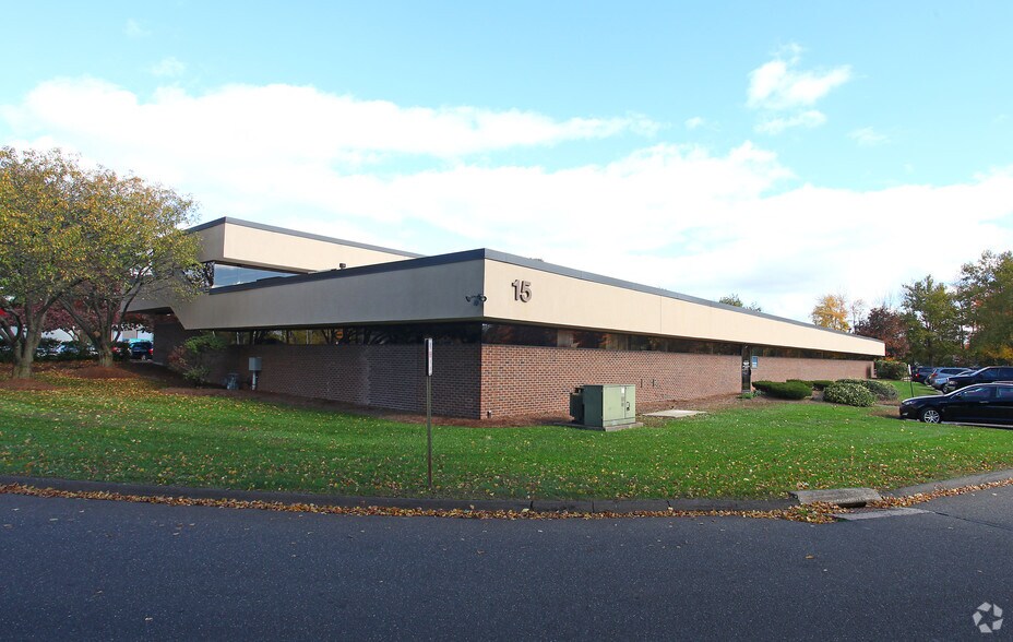 15 Palomba Dr, Enfield, CT à vendre - Photo du bâtiment - Image 2 de 10