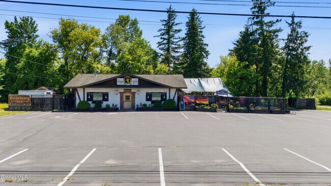 Plus de détails pour 352 Quaker Rd, Queensbury, NY - Commerce de détail à vendre
