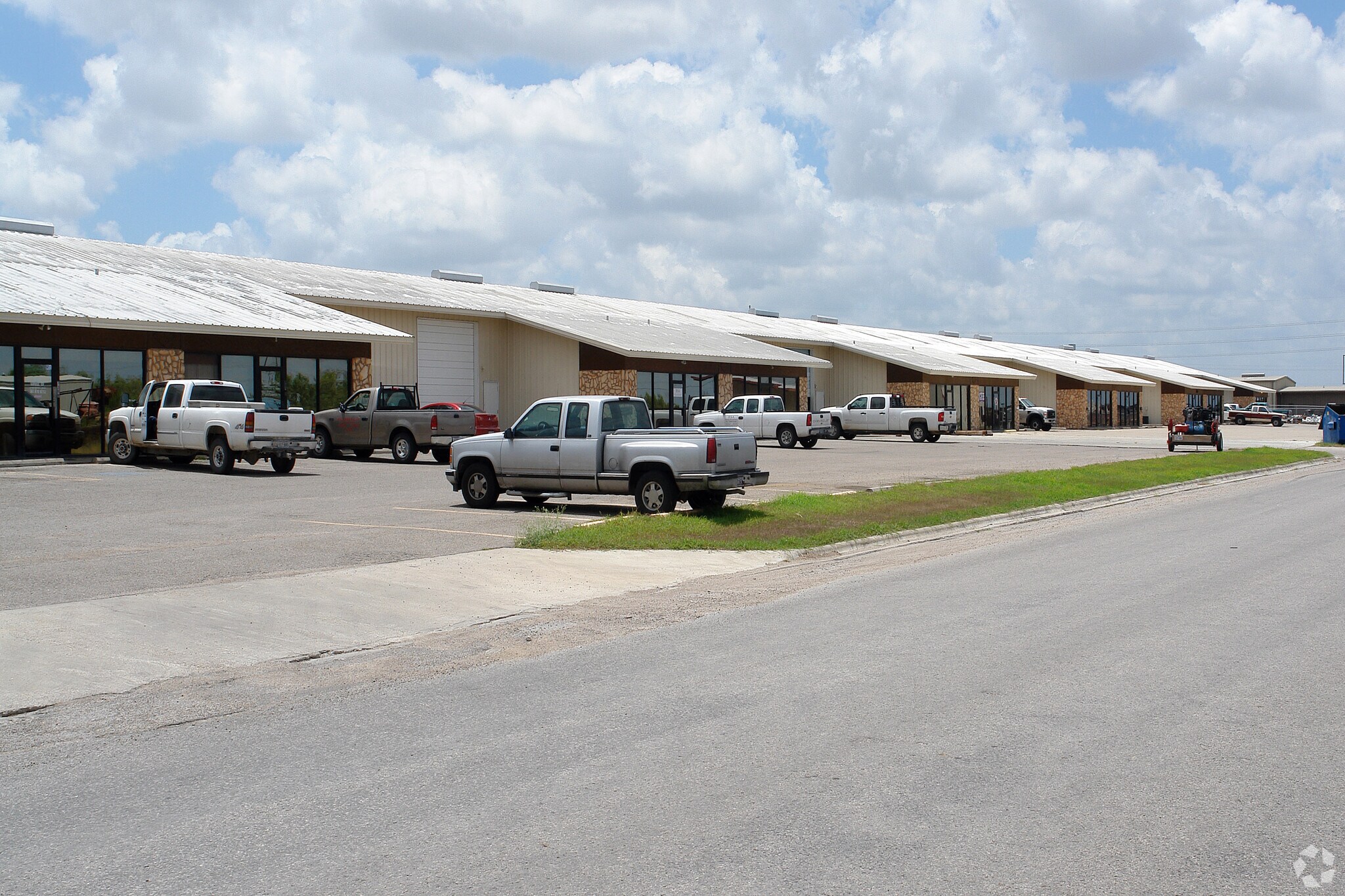 728-739 Diamond Cut Dr, Corpus Christi, TX for lease Primary Photo- Image 1 of 11