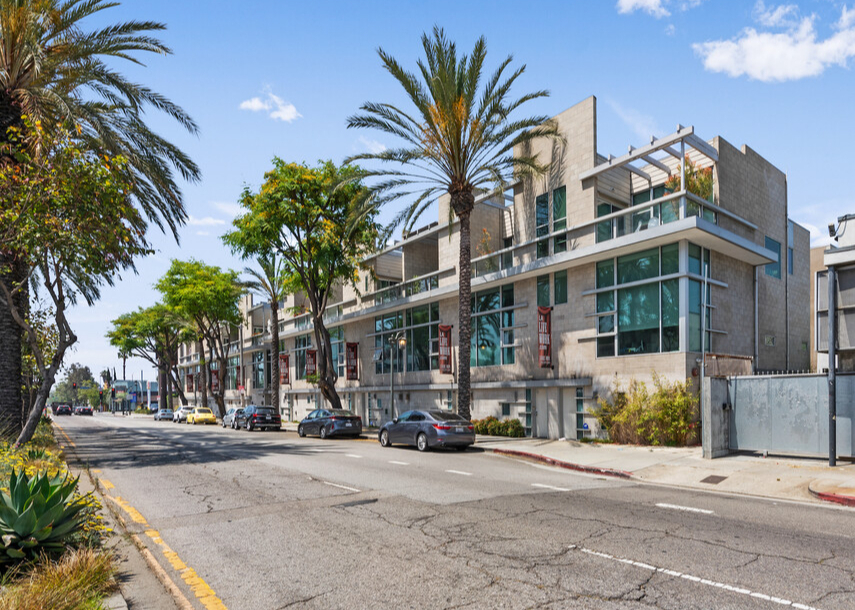 717-743 N Highland Ave, Los Angeles, CA à vendre Photo du bâtiment- Image 1 de 21