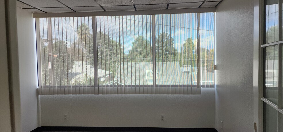 16935 Vanowen St, Van Nuys, CA for lease - Building Photo - Image 2 of 11