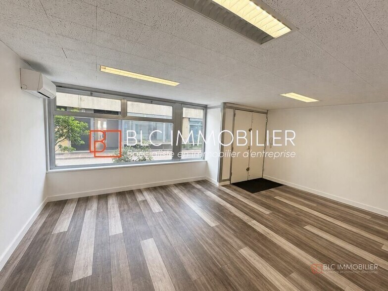 Office in Marseille for lease - Interior Photo - Image 2 of 7