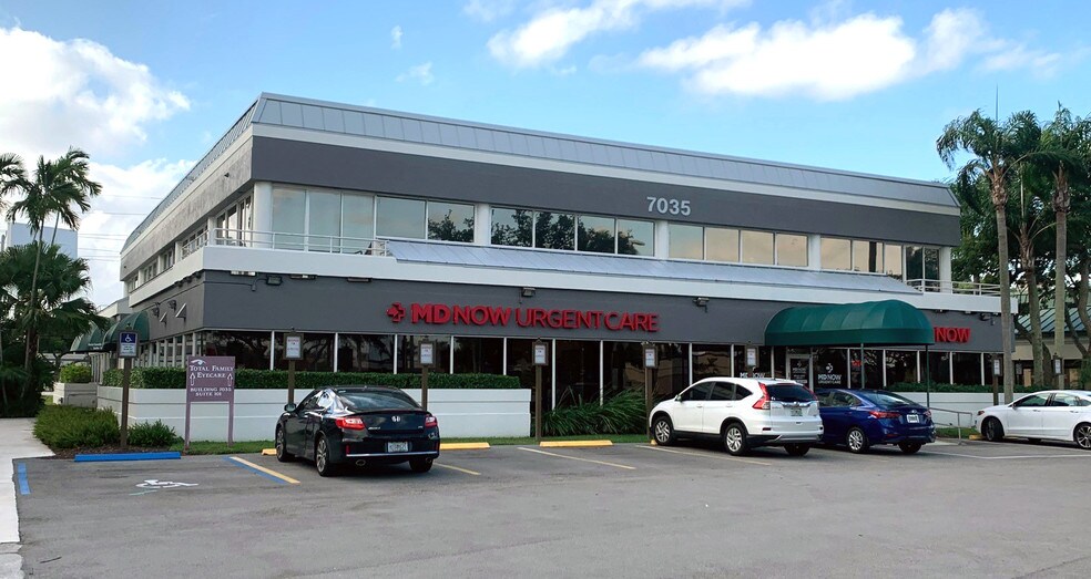 7035 Beracasa Way, Boca Raton, FL à louer - Photo du bâtiment - Image 2 de 10