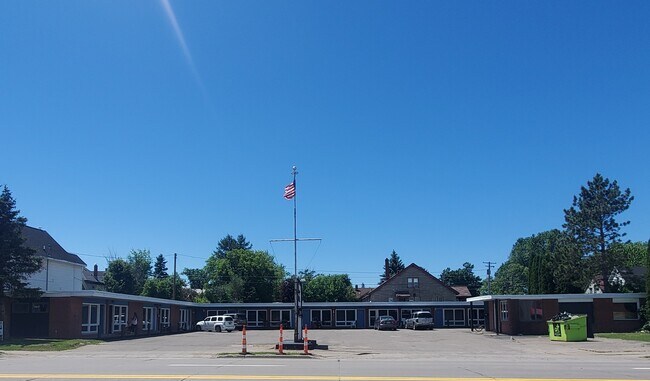 Plus de détails pour 1800 Ashmun St, Sault Sainte Marie, MI - Services hôteliers à vendre