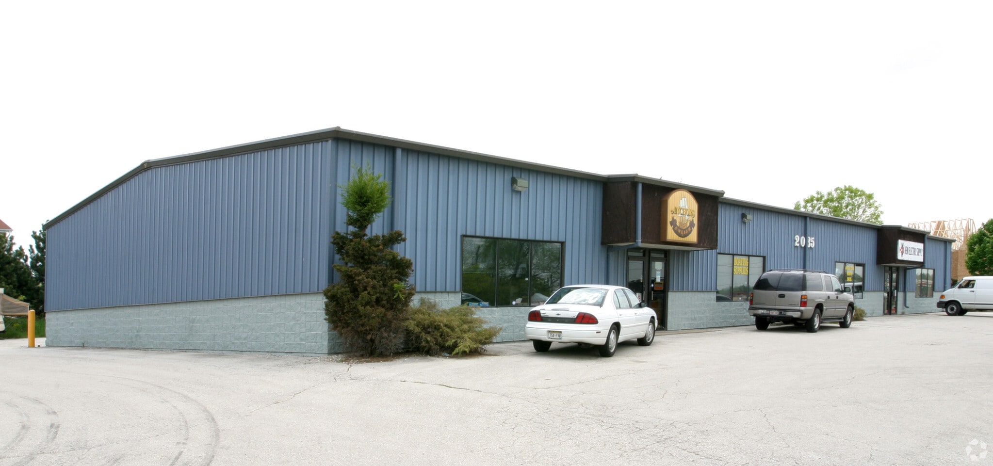 2035 S West Ave, Waukesha, WI for lease Building Photo- Image 1 of 4