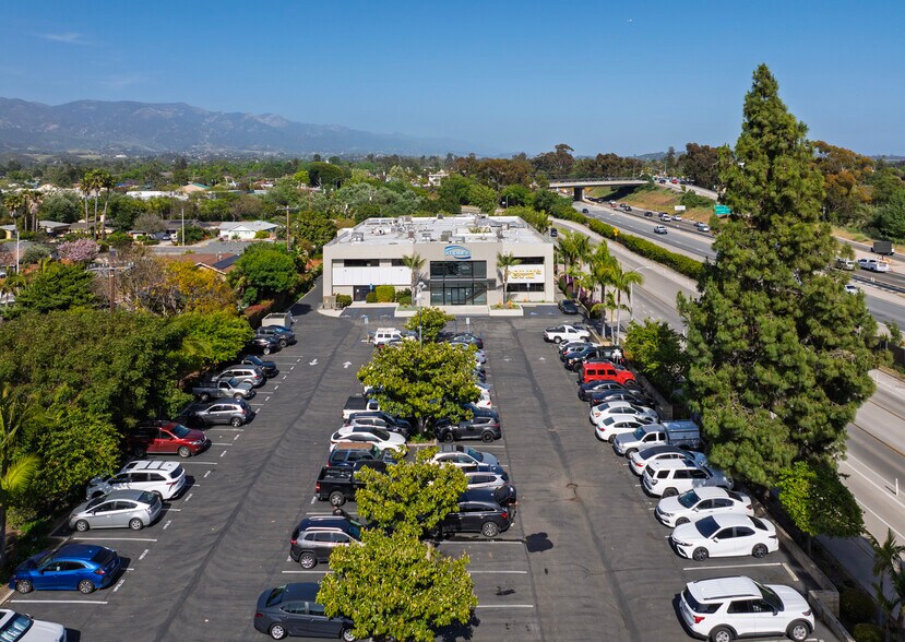 6144 Calle Real, Goleta, CA à louer - Photo du bâtiment - Image 2 de 16