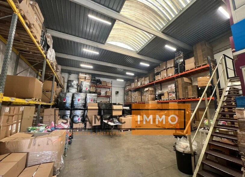 Industrial in Bondy for lease - Interior Photo - Image 2 of 6