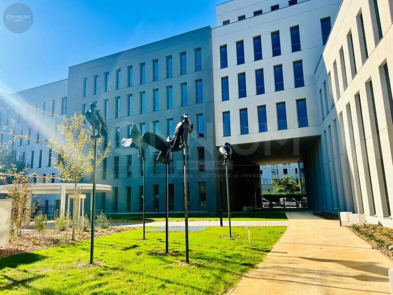 Bureau dans Villeurbanne à louer - Photo du bâtiment - Image 2 de 27