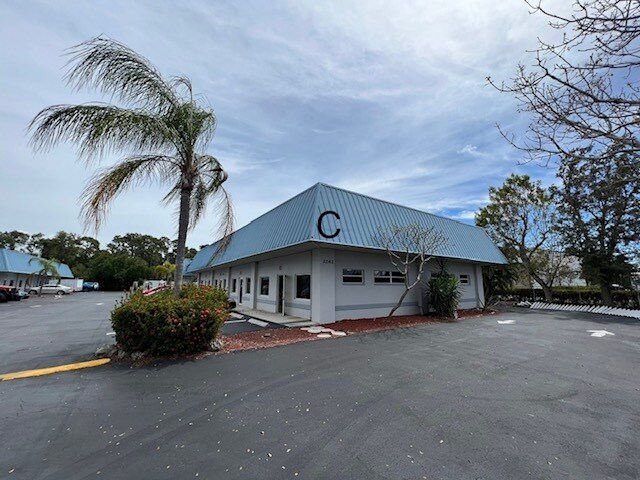 2240 Hemingway Dr, Fort Myers, FL à vendre - Photo du bâtiment - Image 3 de 8