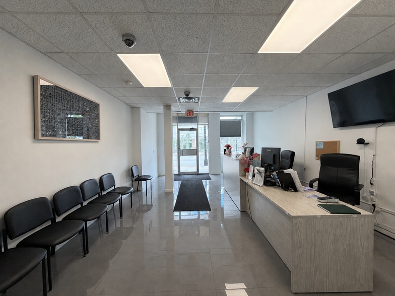 50 Main St, Hempstead, NY for lease - Building Photo - Image 2 of 18