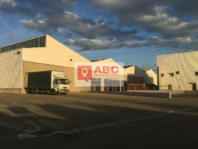 Industrial in Nîmes for lease - Building Photo - Image 1 of 3