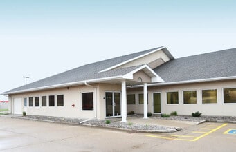 1402 43rd St S, Fargo, ND for lease Building Photo- Image 1 of 7