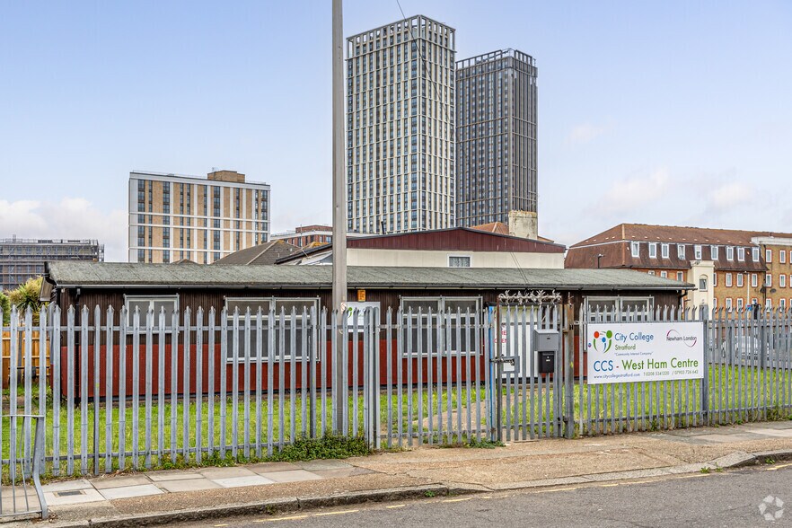 3 Hamilton Rd, Londres à louer - Photo du bâtiment - Image 3 de 4