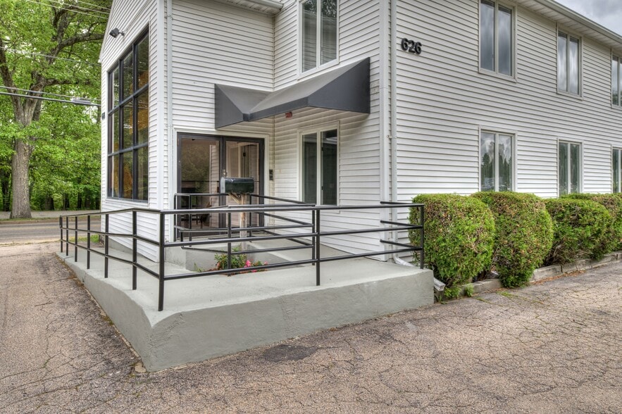 626 Toll Gate Rd, Warwick, RI à louer - Photo du bâtiment - Image 2 de 19