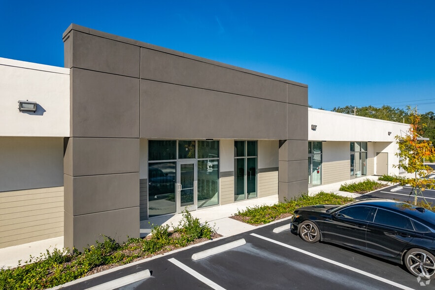 161 Douglas Rd W, Oldsmar, FL à louer - Photo du bâtiment - Image 3 de 6