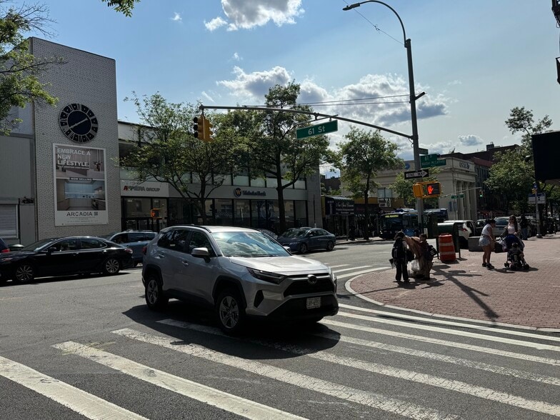 60-26 Woodside Ave, Flushing, NY for lease - Building Photo - Image 3 of 4