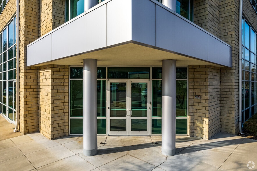 7100 E Pleasant Valley Rd, Independence, OH à louer - Photo du bâtiment - Image 3 de 15