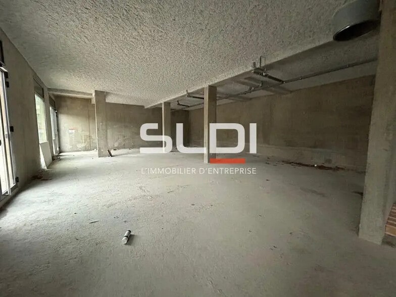Rue De Tarare, Gleizé for lease - Interior Photo - Image 2 of 8
