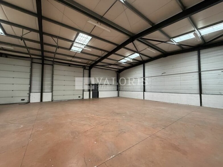 Flex in Vaulx-en-Velin for lease - Building Photo - Image 2 of 12