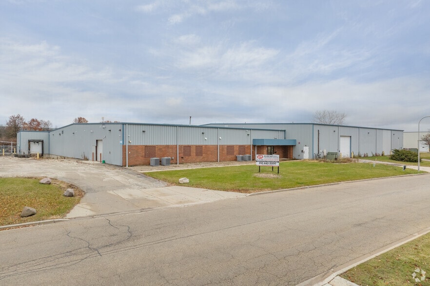 740 Schneider Dr, South Elgin, IL for sale - Building Photo - Image 3 of 17