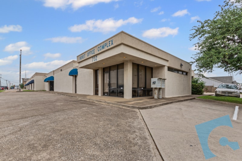 732-750 W Hurst Blvd, Hurst, TX for lease Building Photo- Image 1 of 14