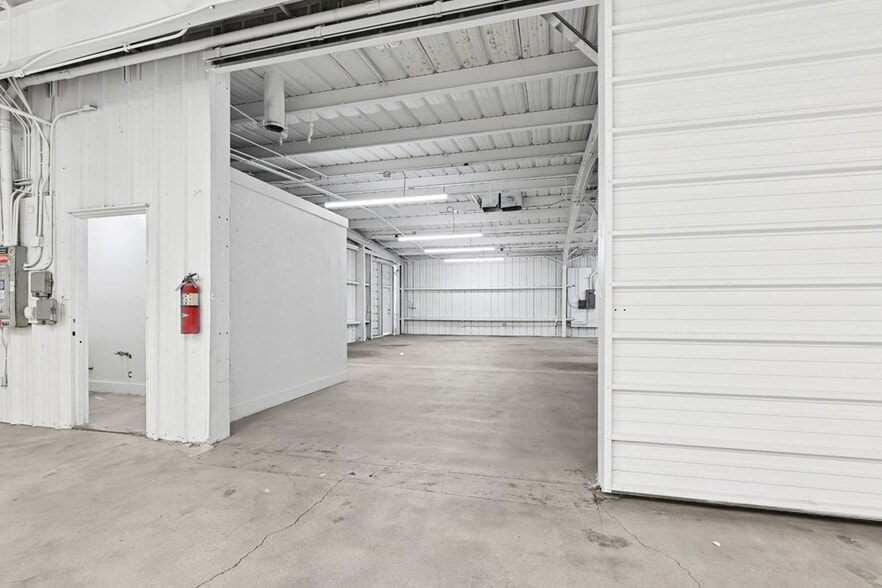 850-858 Lillian Way, Los Angeles, CA for lease - Interior Photo - Image 3 of 8
