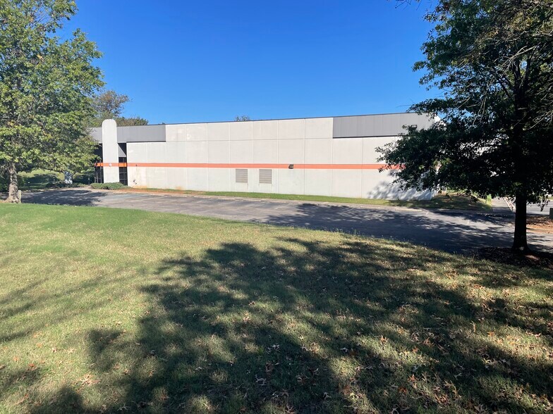 101 Electronics Blvd SW, Huntsville, AL à vendre - Photo du b timent - Image 2 de 6