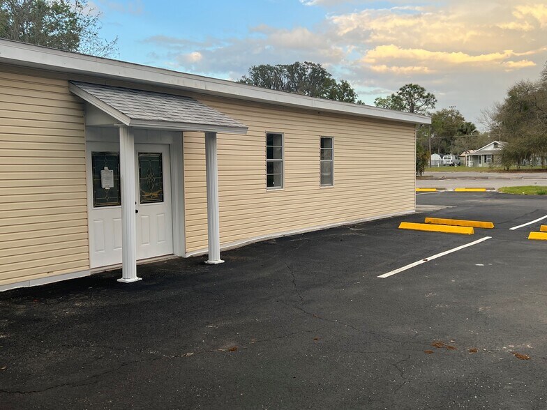 550 S Highland St, Mount Dora, FL à louer - Photo du bâtiment - Image 2 de 19