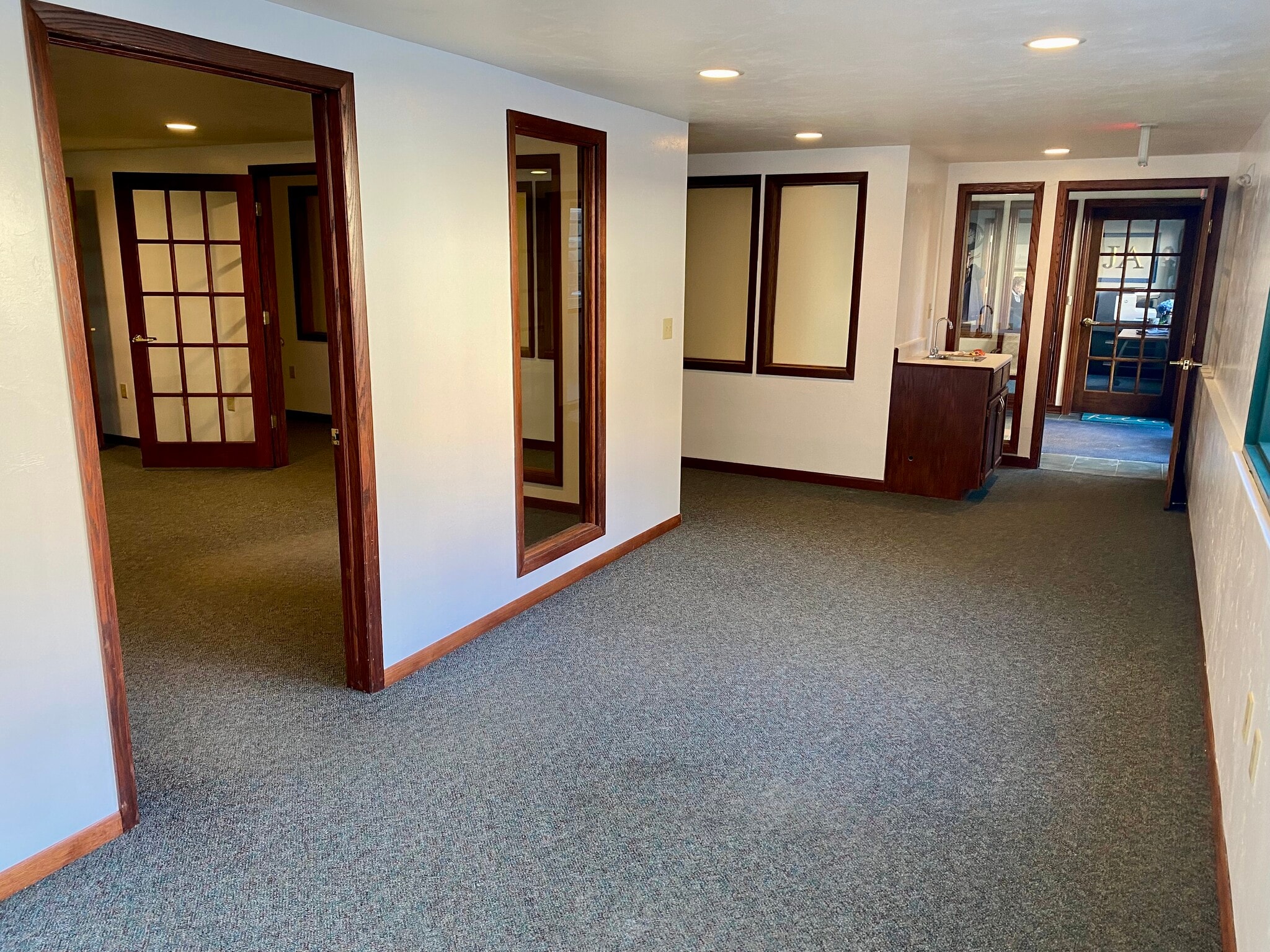320 Main Ave, De Pere, WI for lease Interior Photo- Image 1 of 7