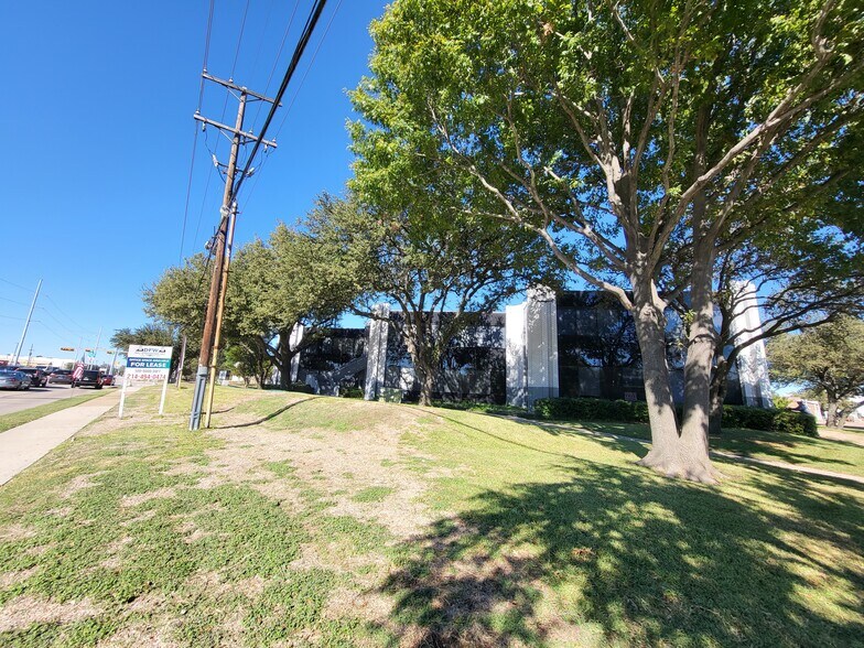 833 E Arapaho Rd, Richardson, TX à louer - Photo du bâtiment - Image 3 de 10