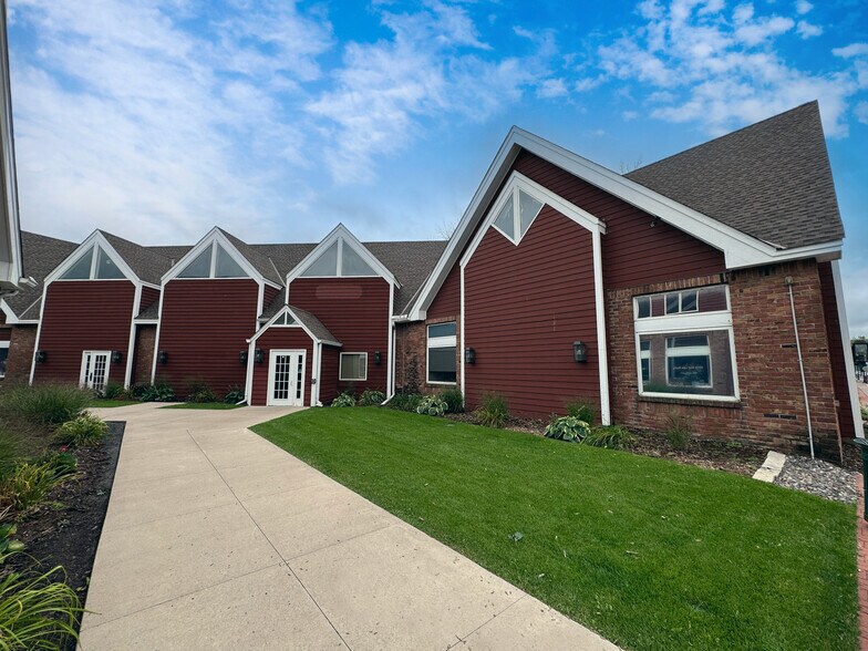 2214 5th St, White Bear Lake, MN à louer - Photo du bâtiment - Image 2 de 14