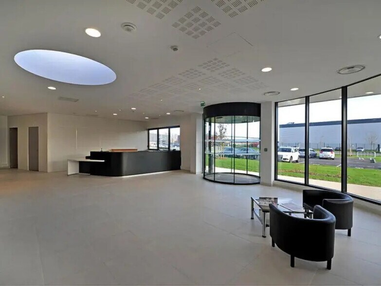 8 Rue Du Maréchal De Lattre De Tassigny, Élancourt for lease - Lobby - Image 3 of 10