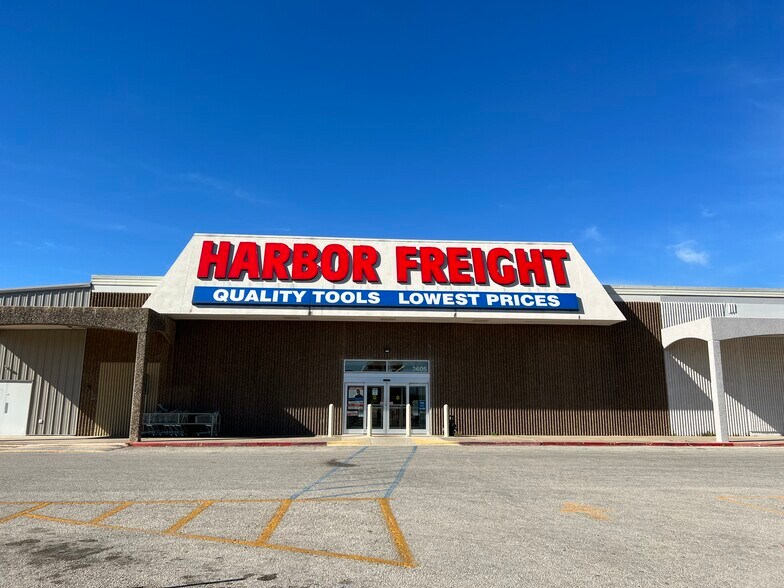 3607 N Navarro St, Victoria, TX for lease - Building Photo - Image 2 of 3