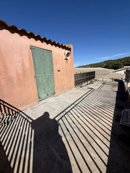 Office in Rognes for lease - Building Photo - Image 3 of 5