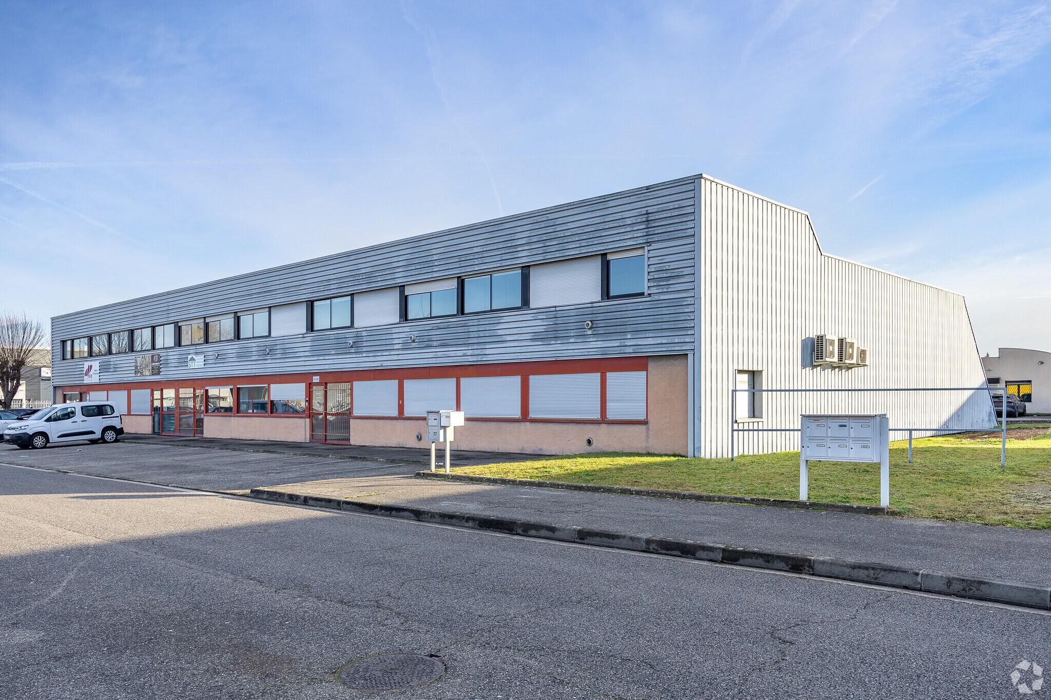 Flex in Vaulx-en-Velin for lease Primary Photo- Image 1 of 4